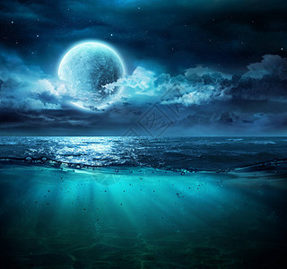 月亮在有水下景色图片