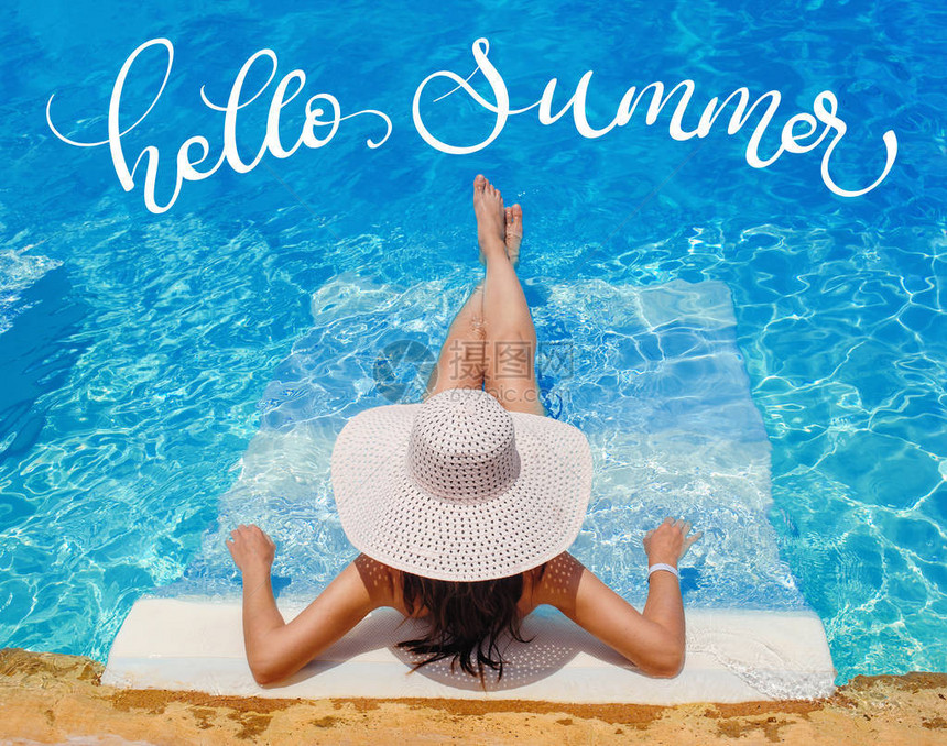 穿着大帽子的女士躺在泳池旁的休息室里发短信你好夏图片