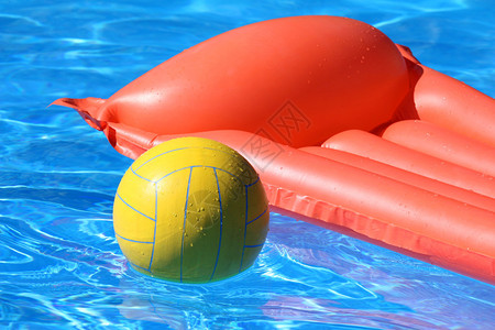 气垫和球在游泳池里游泳图片