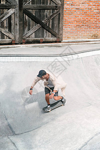 在滑冰场游泳池长板滑冰的年轻滑冰图片