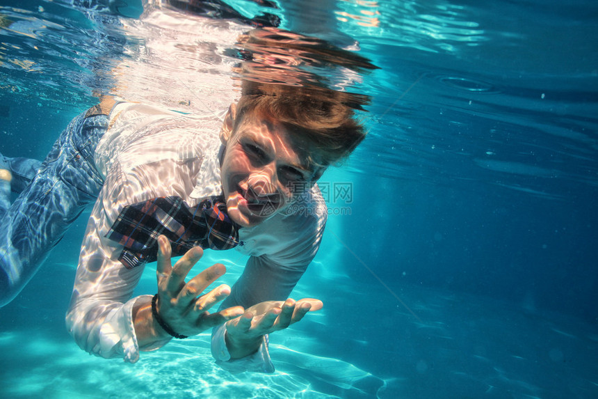 感的家伙在水下游泳池潜水图片