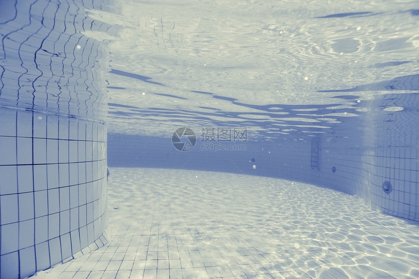 酒店游泳池的水下水背景图片