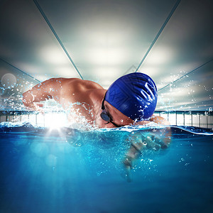男子专业游泳运动员在游泳池里游泳图片