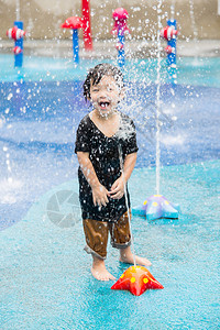 快乐的亚洲男孩玩得开心在水公图片