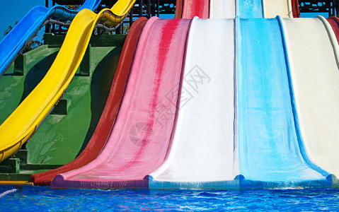水上公园的彩色塑料水滑梯背景图片