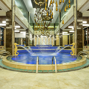 现代酒店的豪华游泳池图片
