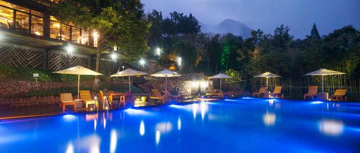 酒店泳池度假村的伞椅图片