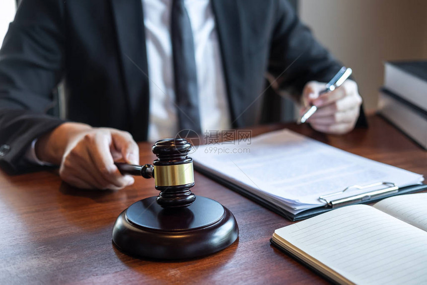职业男律师或顾问在办公室法律和司法律师诉讼概念中处理法律