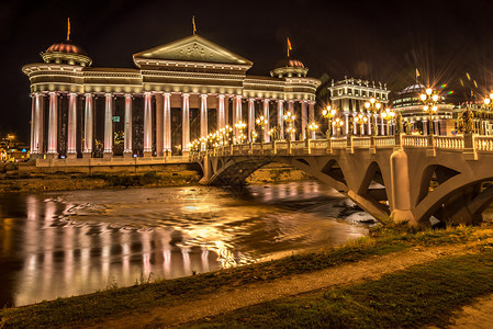 斯科普里考古博物馆的夜景图片