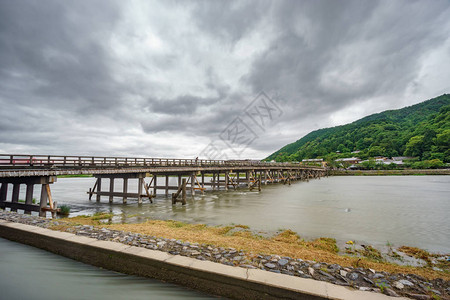 广角长距离接触日本京都阿拉希山的Katsura河和Toget图片
