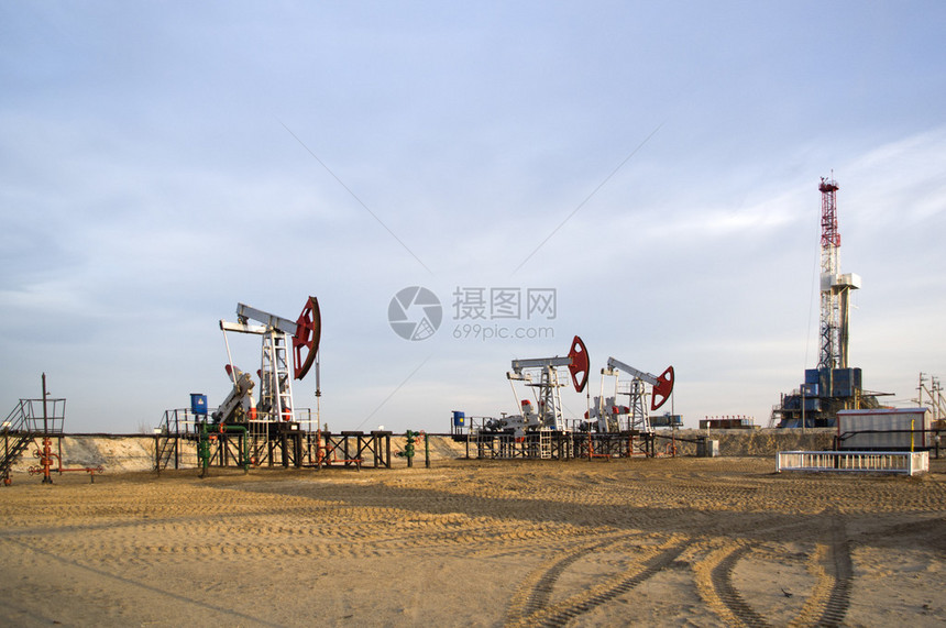 石油钻井平台和泵图片