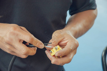 男人用螺丝刀修理插座图片