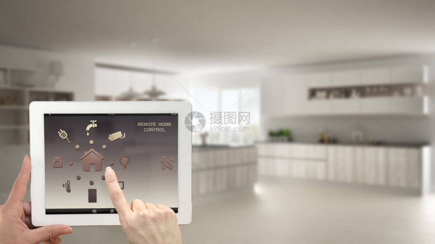 数字平板电脑上智能远程家庭控制系统带有应用程序图标的设备背景中最小化厨房的模糊内部建筑设计等图片