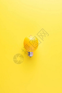近视黄色背景替代能源概念用柠檬制成的灯泡图片