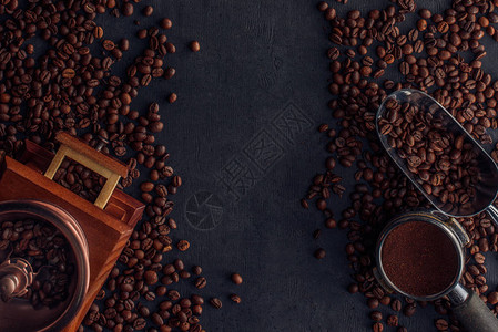 烤咖啡豆咖啡研磨机和黑勺图片