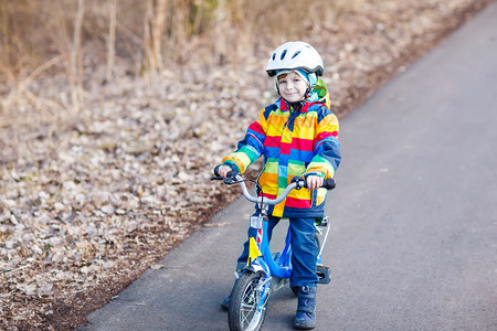 快乐的小骑自行车的男孩骑自行车图片
