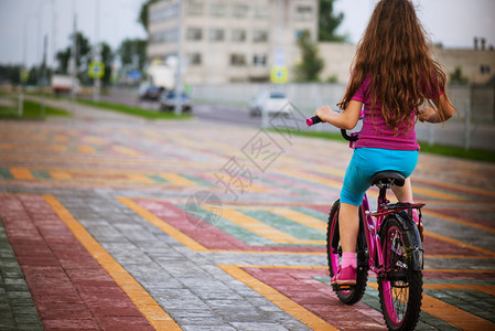 小女孩骑自行车图片