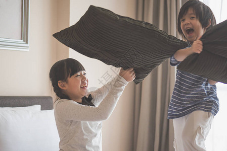亚洲儿童快乐在酒店房图片
