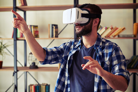 男人用白色虚拟现实耳机背景图片
