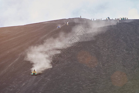 尼加拉瓜火山沙滩登山活动人类从火山图片