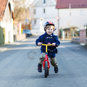 小男孩骑自行车图片