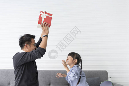 亚洲父亲送礼物给女儿概念惊喜礼物盒生日礼图片