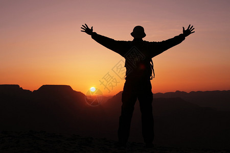 夕阳下的男人剪影图片