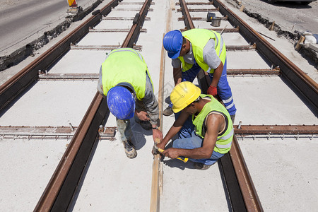 街道上建筑工地的铁路工人图片