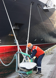 工人在靠近船舶的港口图片