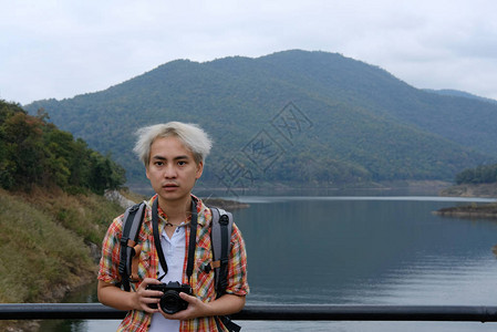 带相机和背包的旅行者在森林和湖泊旅行旅游背包客在户外放松生活方图片