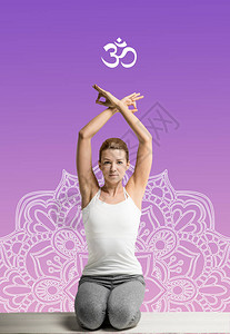 女在简单瑜伽Sukhasana姿势中做瑜伽图片