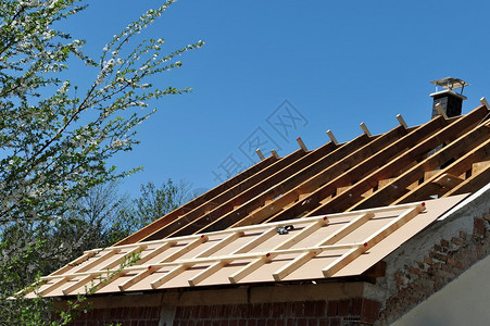 新屋顶的木框架图片