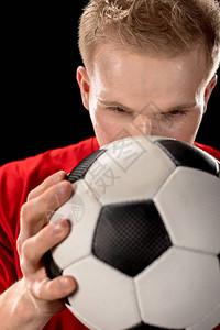 集中的足球运动员拿着球背景图片