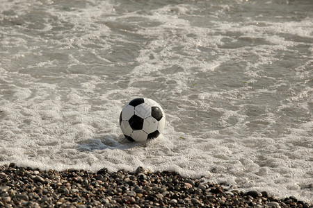 沙滩上水中的足球图片