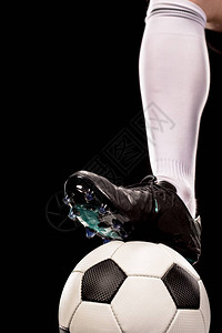 足球员的脚在球上图片