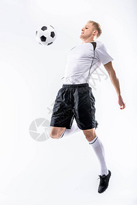 年轻男子足球运动员运动全长的肖像画球背景图片