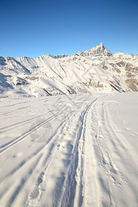 巡航滑雪攀登轨道的宽角视图引导着风向到背景中的大象MViso图片