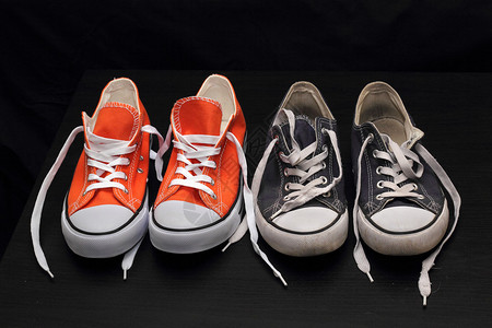 新的橙色运动鞋和图片