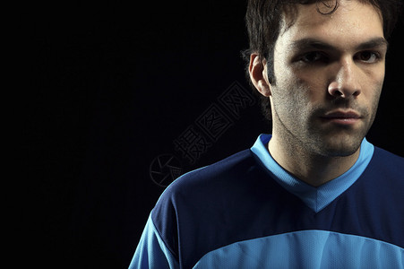 关闭蓝色unifirm足球运动员的肖像背景图片