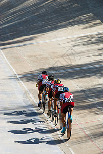 自行车队在赛车场比赛高清图片