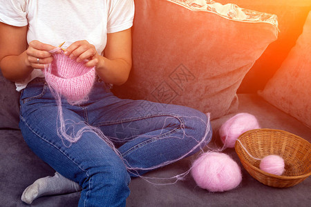 妇女手编织五颜六色的粉红色羊毛纱的特写镜头特写针织照片自由创意工图片