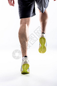 穿着运动鞋的跑步男子腿在图片