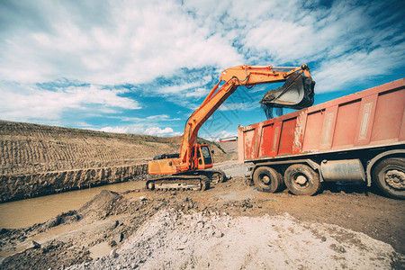 工业重型机械挖土机建造高速公路和装卸式倾卸卡车图片