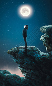女人站在悬崖上仰望月亮图片
