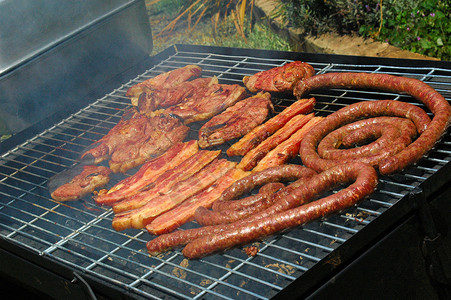 烤猪肉羊排和香肠在南非户外烧烤图片