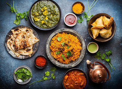 印度传统菜肴和开胃菜的顶视图图片