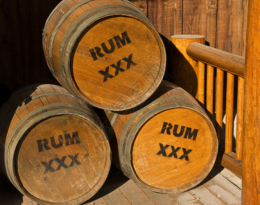 码头边的三个木桶朗姆酒背景图片