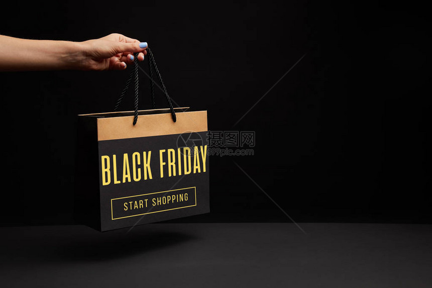 黑色星期五特卖时拿着黑色购物袋的女部分观图片