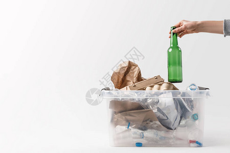 将玻璃瓶装在有塑料瓶子的容器中图片