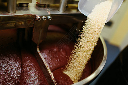 工匠巧克力制作添加蔗糖图片
